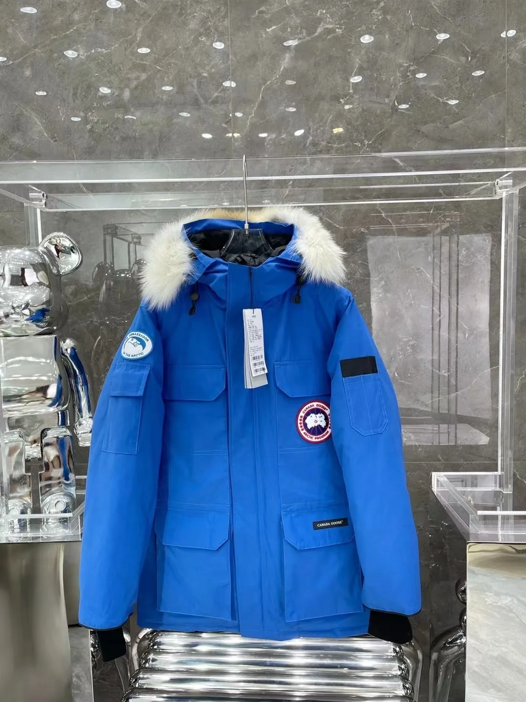 P840 Top version, original top quality Canadian brand Canada Goose has always been recognized as the warmest down jacket. Various Instagram celebrities, Internet celebrities, and celebrities often wear it for street photos. I do Canada Goose every year, but I still can’t get rid of my love for the geese. No matter how cold the weather is, there is no need to be afraid, because there are geese! ! The fur collar is made of top-grade imported coyote fur, which is not comparable to most of the loose and soft raccoon fur and fake fur on the market. The delicate and firm feel of the natural Siberian coyote fur collar is the sense of life that comes from the erosion of wind and frost in nature. The fur collar is removable! Filled with 90% white duck down, Canada Goose is the legendary warmest down jacket and is known as a must-have for Arctic outdoor sports! The most popular down jacket in the world, celebrities are rushing to buy it, it is a must-have! Same style for men and women Size: XS to XXXL Ready in stock😍😍